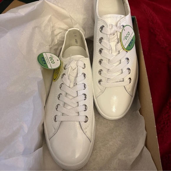 Paul Green Shoes - Low Top Platform Sneakers
PATENT leather
Never Worn, in Box